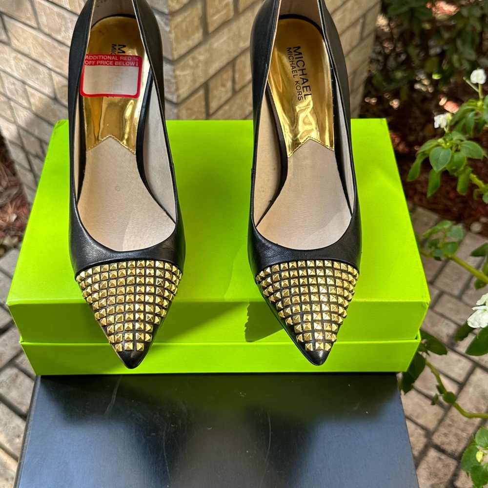 Michael Kors black leather and gold pump